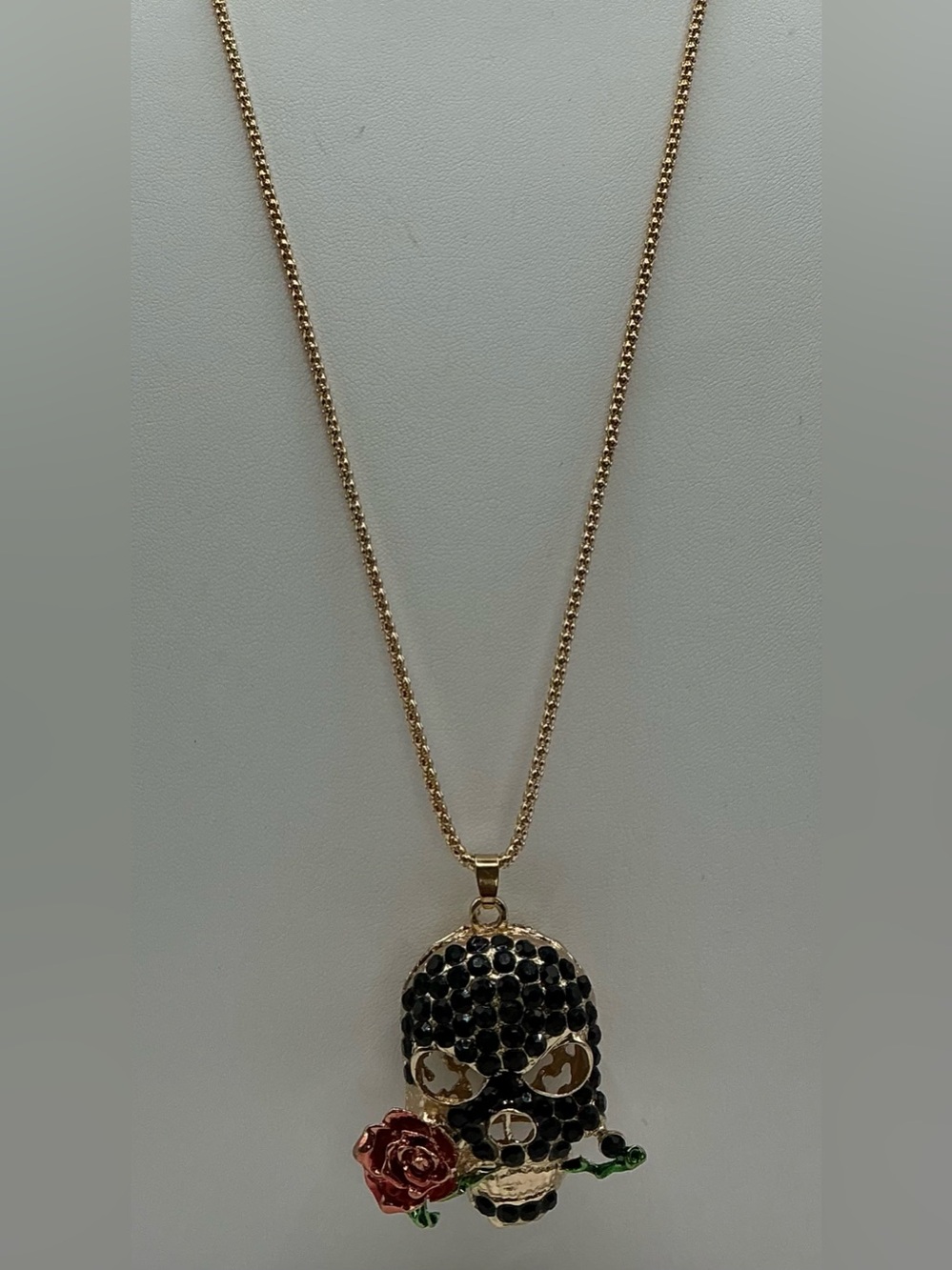 BETSEY JOHNSON GOLDTONE BLACH RHINESTONE ENAMEL ROSE IN MOUTH PENDANT NECKLACE